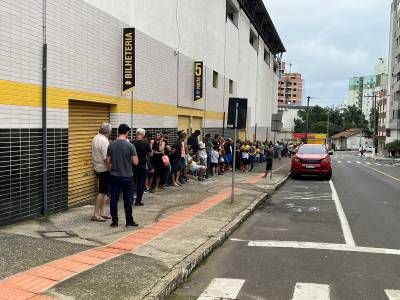 Criciúma x Hercílio Luz: torcedores fazem fila no Heriberto Hülse para buscar ingressos infantis 