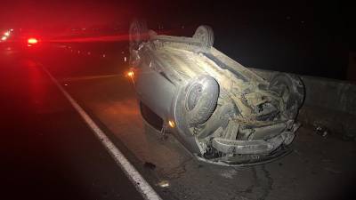 Motoristas ficam feridos em capotamento na BR-101 em Capivari de Baixo 