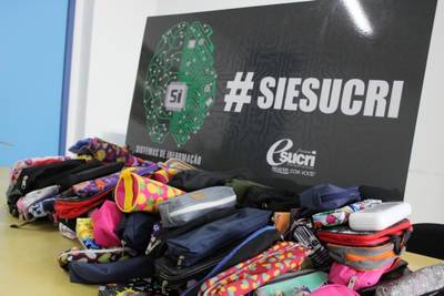 Alunos da Esucri realizam ação social durante trote solidário