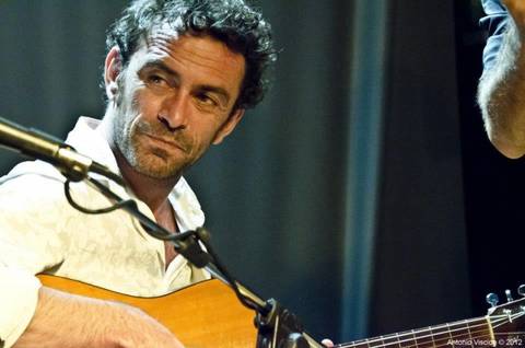 Músico francês faz show em Capivari de Baixo