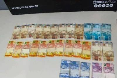 Jovem flagrado com maconha e dinheiro é preso por tráfico de drogas em Criciúma