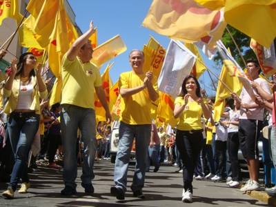 Sandro e Turatti realizam caminhada para fechar grandes atos da campanha