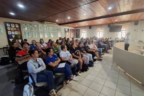 Capacitação orienta profissionais sobre escuta qualificada em Nova Veneza