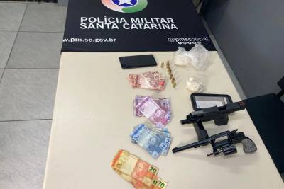 Drogas, armas e dinheiro são encontrados em residência de Criciúma