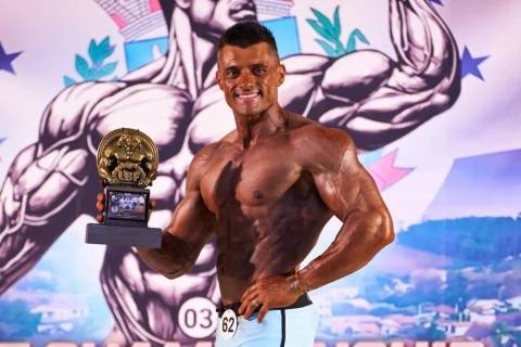 Fisiculturista de Içara é destaque em campeonato e ultrapassa marca de 50 títulos conquistados