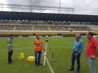 CBF vistoria gramado do Estádio Heriberto Hülse