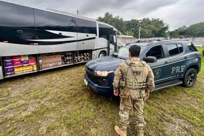 Vídeo: fiscalização da PRF intercepta ônibus com três mil garrafas de bebidas uruguaias na BR-101