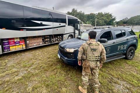 Vídeo: fiscalização da PRF intercepta ônibus com três mil garrafas de bebidas uruguaias na BR-101