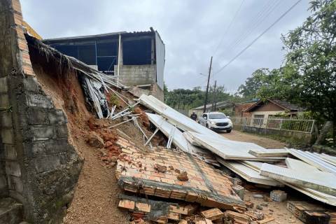 Fotos: chuva provoca quedas de muros e destelhamento no Sul de SC