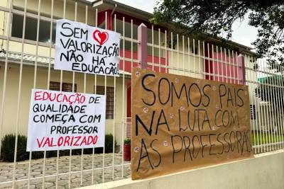 Grupo de pais espalha cartazes no Lapagesse em apoio aos professores da Afasc