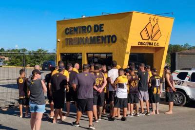 Após faixas no HH, cobrança chega ao CT do Criciúma