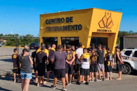 Após faixas no HH, cobrança chega ao CT do Criciúma