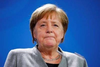 Merkel lamenta decisão de protegida
