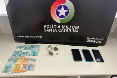 Jovens são presos por tráfico de drogas após fuga de abordagem policial em Criciúma