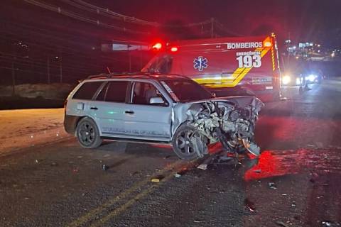 Colisão entre dois carros deixa motorista ferido na SC-108