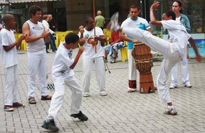 Multiplicando Talentos oferece aulas gratuitas de capoeira e dança de rua