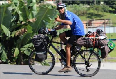 Ciclista de 23 anos passa pela região rumo ao México