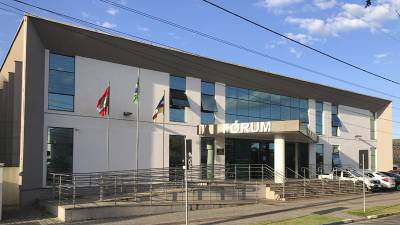 Júri em Araranguá condena homem a 14 anos por homicídio de pai e filho no dia de Natal