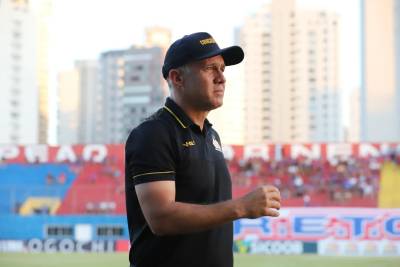 Eduardo Baptista reconhece dificuldades e lamenta chances perdidas em derrota na estreia