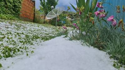 Intensa chuva de granizo na região serrana deixa paisagens com aspecto de neve