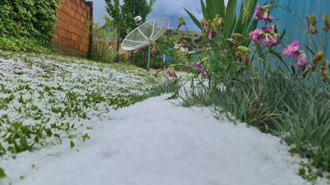 Intensa chuva de granizo na região serrana deixa paisagens com aspecto de neve
