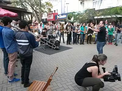 TV Litoral Sul lança campanha Sintonize o Positivo e surpreende com Flash Mob