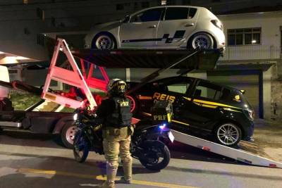 PRF flagra racha na BR-101 e motoristas são presos; veja vídeo