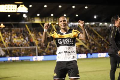 Golaço de falta coloca Otero na seleção da rodada da Série B