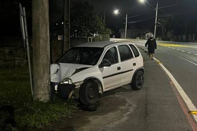 Jovem é encaminhada ao hospital após colidir carro contra poste