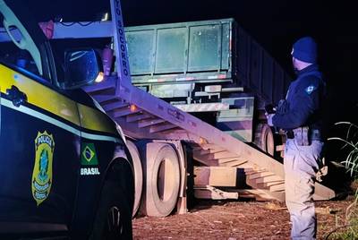 SC: caminhão transitando à noite sem faróis e apenas com luz de celular é flagrado na BR-282