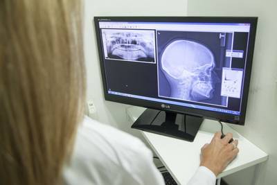 Exame cadavérico de homem realizado em clínica veterinária causa reação em familiares