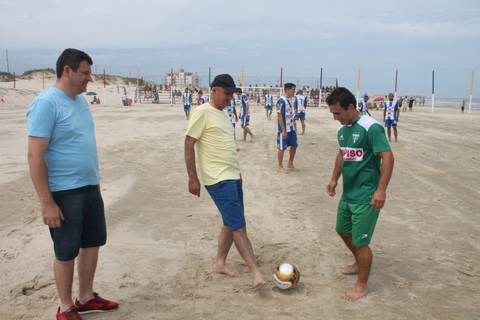 Muitos gols marcam abertura do Praião
