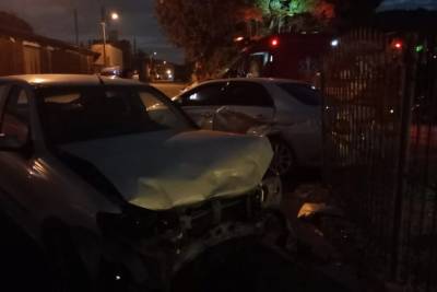 Vítimas são encaminhadas ao hospital após colisão de veículos