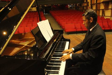 VÍDEO:  Pianista há 30 anos, Cristiano busca oportunidade