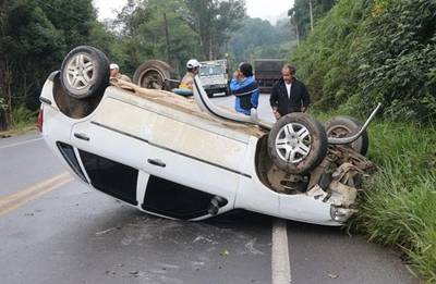 Motorista passa mal ao volante, sai da pista e capota veículo