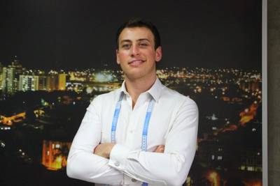 Do escritório para as máquinas de costura: a missão de Eder Chyzi com a alfaiataria 