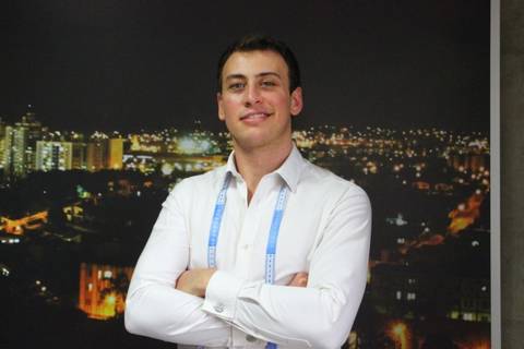 Do escritório para as máquinas de costura: a missão de Eder Chyzi com a alfaiataria 