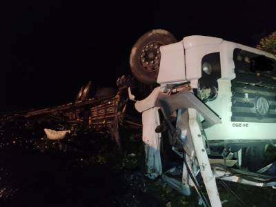 Vídeo: motorista de São Paulo morre após tombar caminhão na Serra catarinense 