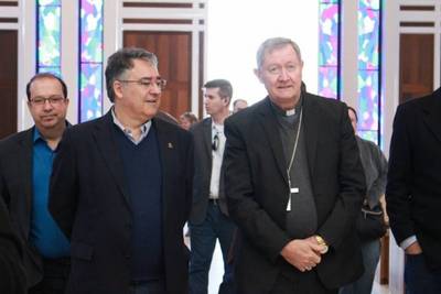 Bispo apresenta Santuário ao governador Colombo