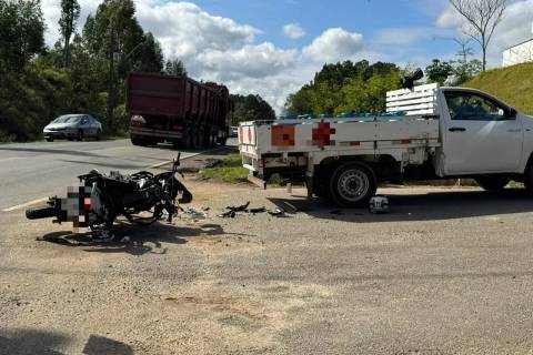 Colisão entre caminhonete de gás e motocicleta deixa adolescente morta em Criciúma