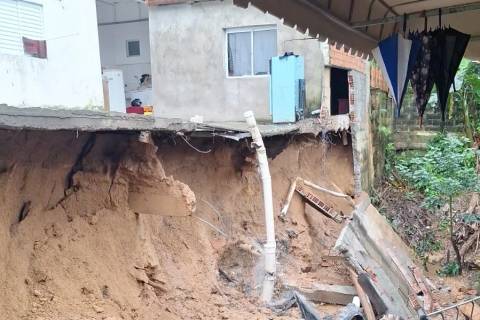 Chuva causa alagamentos, deslizamentos e queda de granizo em cidades do Sul de SC