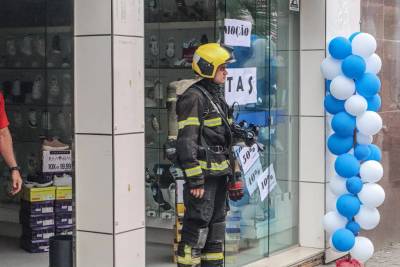 Incêndio em loja de calçados mobiliza bombeiros na Praça Nereu Ramos