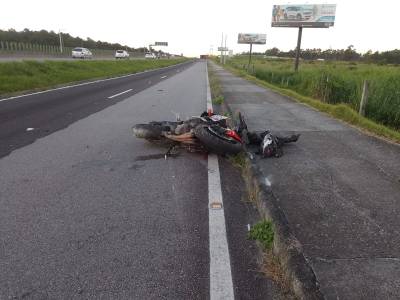 Motociclista morre após perder o controle da direção e cair na BR-101 em Laguna 
