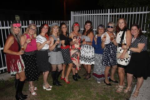 Doze  Damas em Bodas de Cristal 
