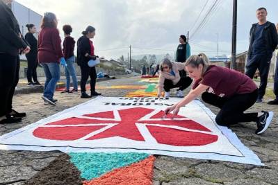 Fiéis se dedicam à confecção dos tapetes de Corpus Christi em paróquias de Criciúma