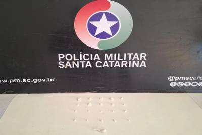Homem flagrado com porções de cocaína é preso pela PM em Criciúma