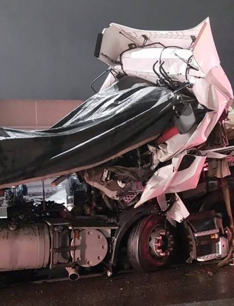 Colisão traseira entre duas carretas deixa motorista gravemente ferido na BR-101 em São José 