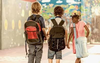 Ortopedista pediátrica explica a importância do cuidado com o excesso de peso nas mochilas