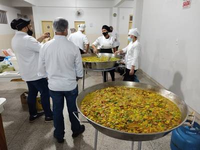 Paella do curso de Gastronomia da Unesc entrega 500 refeições neste sábado