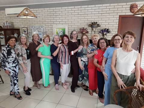 Seximigas Enceram Ano em Almoço Festivo